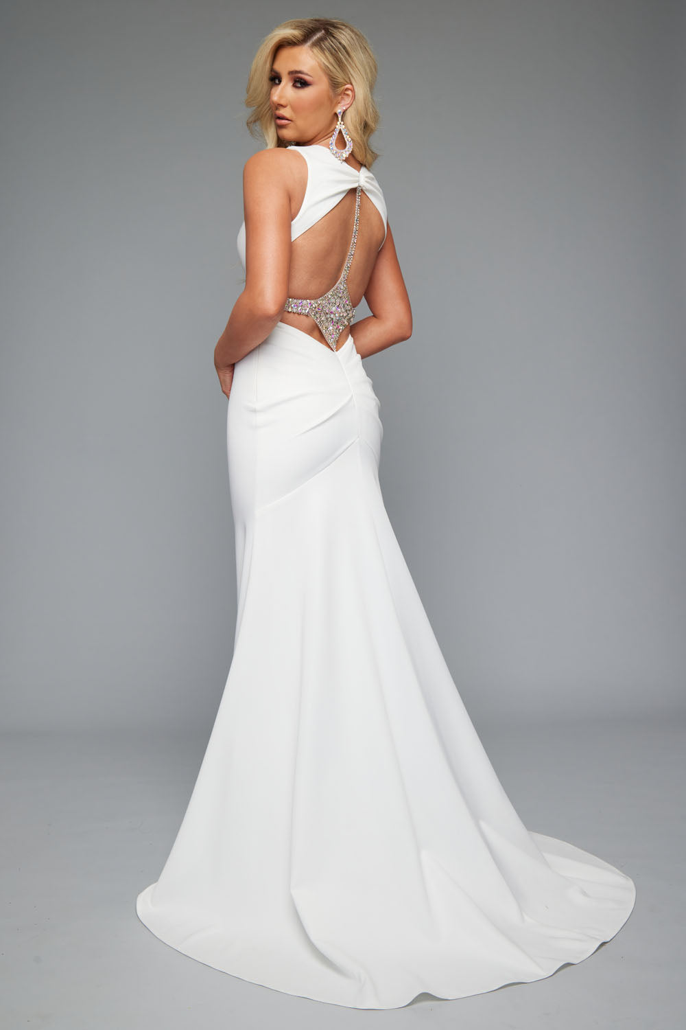 Jasz Couture 7644 prom dress images. Jasz Couture 7644 is available in these colors: Black, Red, White.