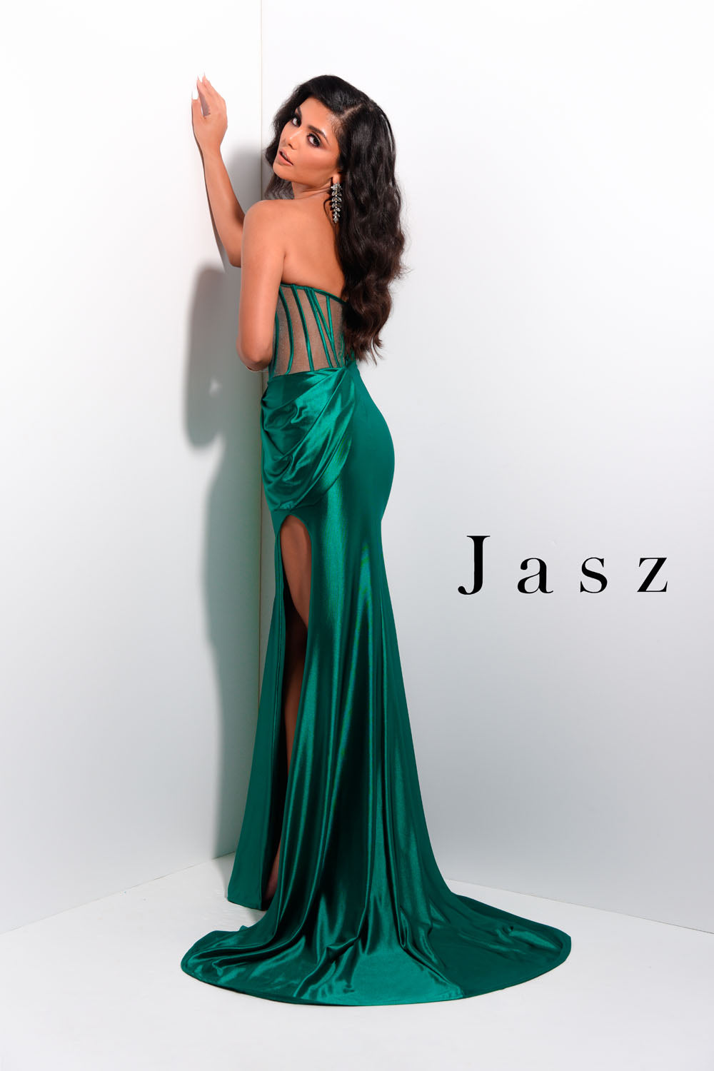 Jasz Couture 7200 prom dress images. Jasz Couture 7200 is available in these colors: Emerald, White, Red.