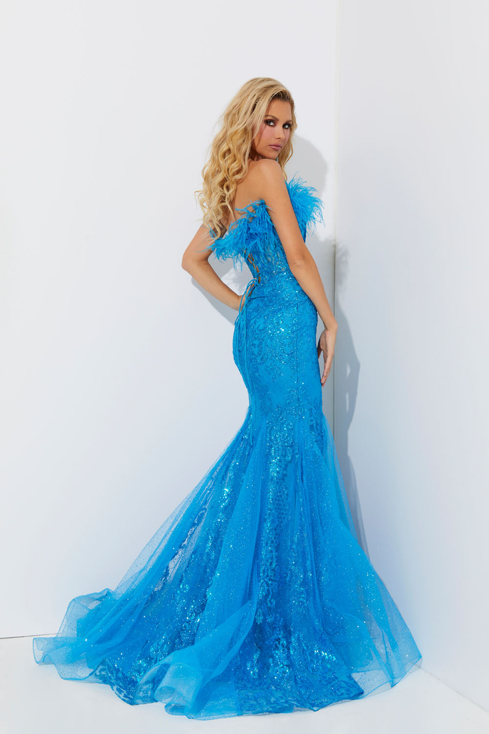 Jasz Couture 7572 prom dress images. Jasz Couture 7572 is available in these colors: Emerald, Ocean Blue.